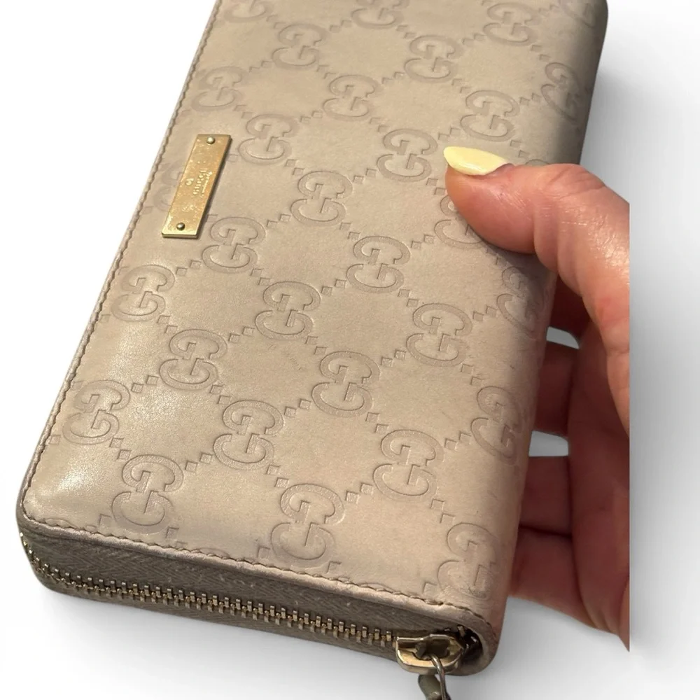 Gucci Guccissima Taupe GG-Embossed Zip Wallet with Gold Plaque - Picture 2 of 16